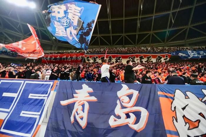 米歇尔·莫娜汉扮演的摄影记者萨拉饱受悲剧旧事的困扰，住在纽约高级公寓的最顶层，过着与世隔断的日子。迈克尔·基顿扮演的反常罪犯为了窃取躲在公寓内的钻石，闯进萨拉的糊口，一场荏弱美男与疯狞恶力罪犯的存亡奋斗由此上演。